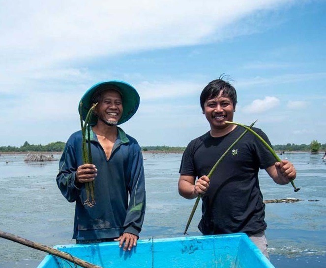 Kalimantan Sept 23 Kurniawan and Haji Kila replanting Mangroves